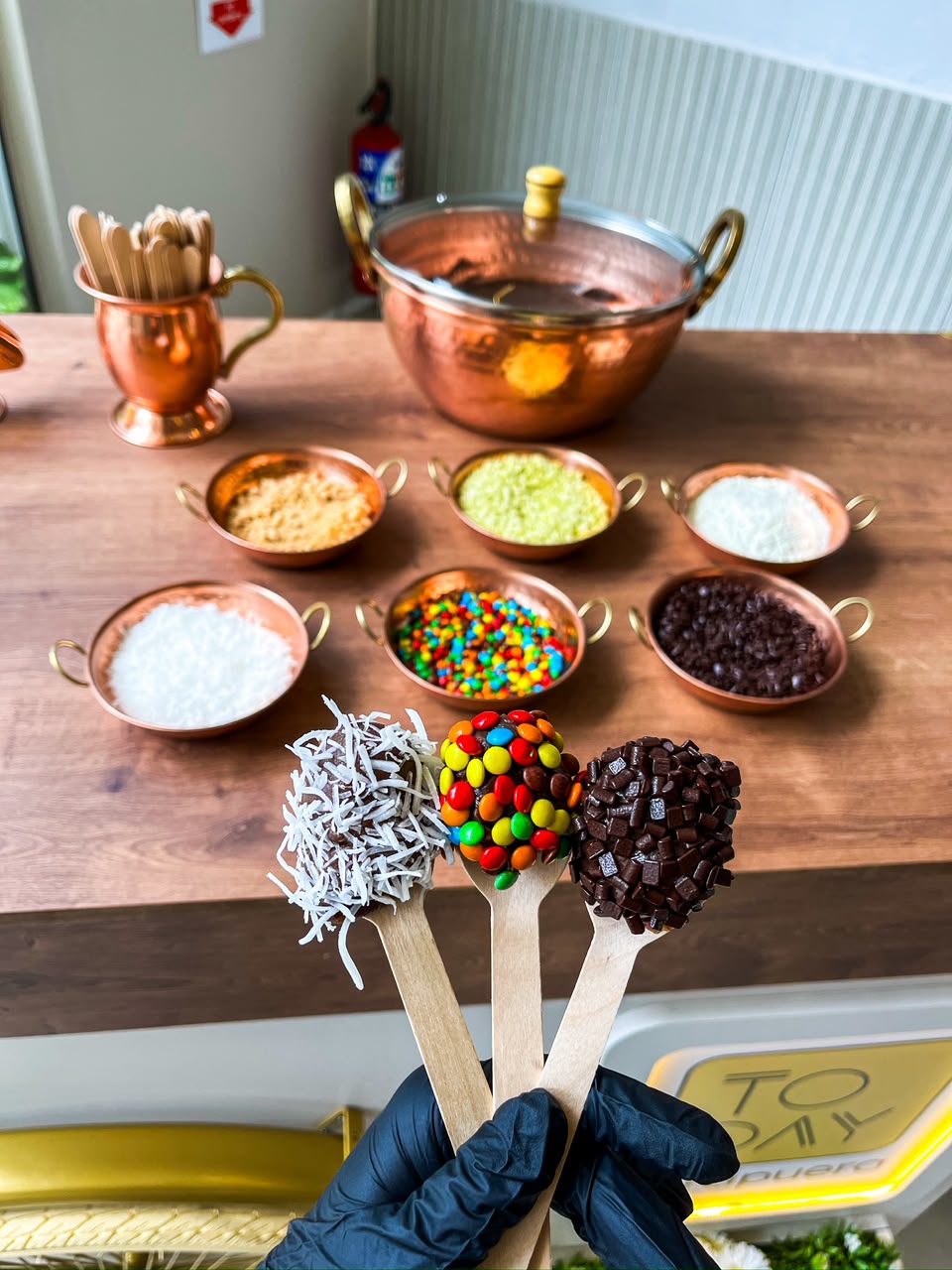 Estação gourmet de brigadeiro e coberturas