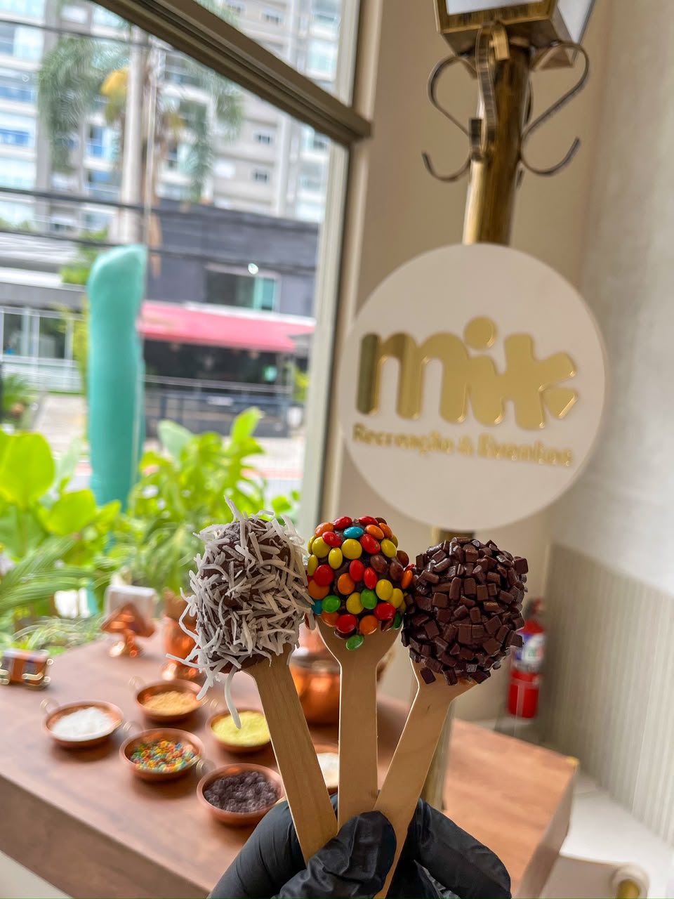 Brigadeiros de colher com coberturas