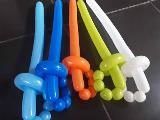Espadas coloridas feitas com balões