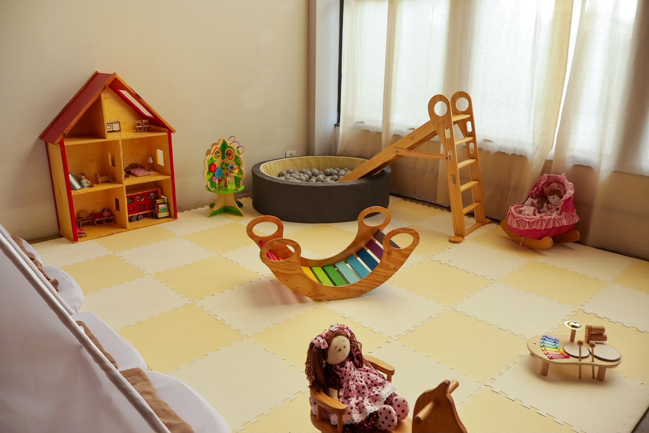 Montagem clean com brinquedos montessorianos