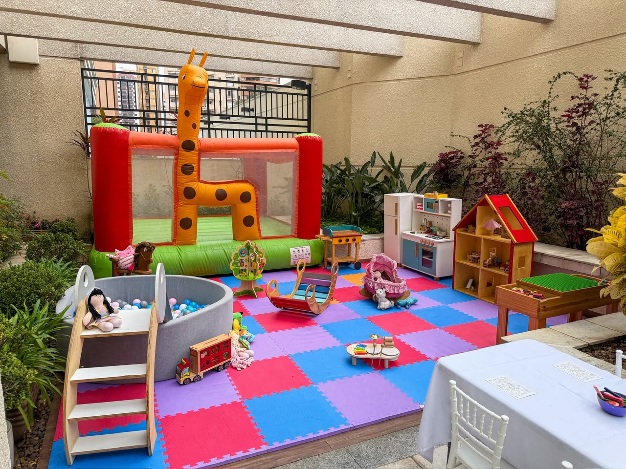 Espaço Baby Montessori com brinquedos de madeira e piscina de bolinhas