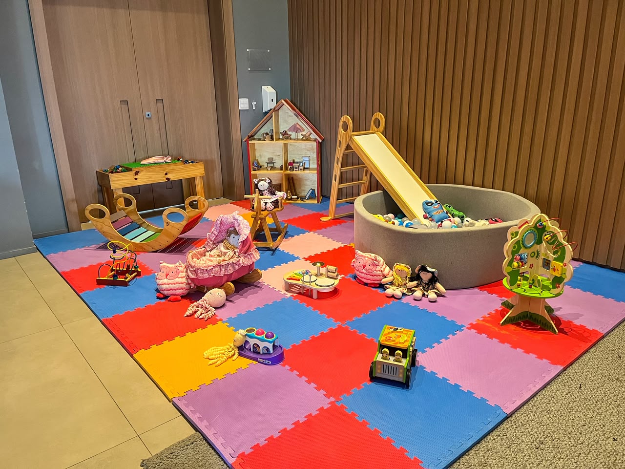 Espaço Baby Montessori em ambiente interno