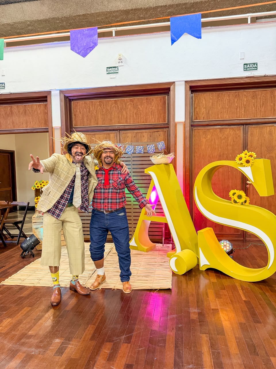 Personagens caipiras em evento junino