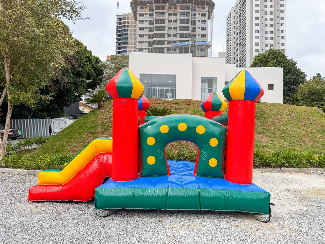 Castelinho inflável colorido