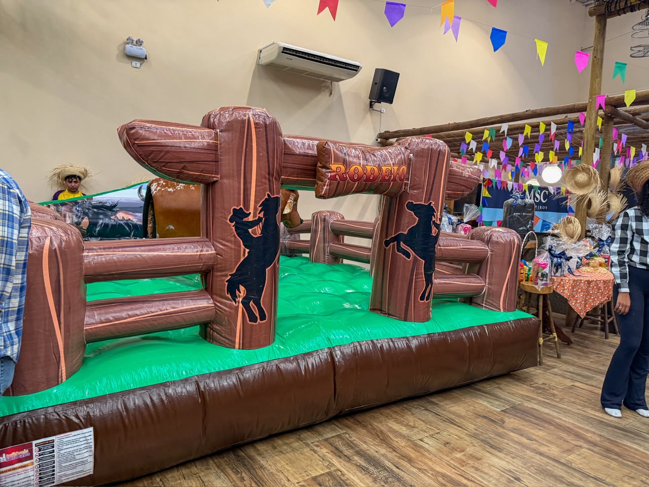 Touro mecânico inflável em Festa Junina