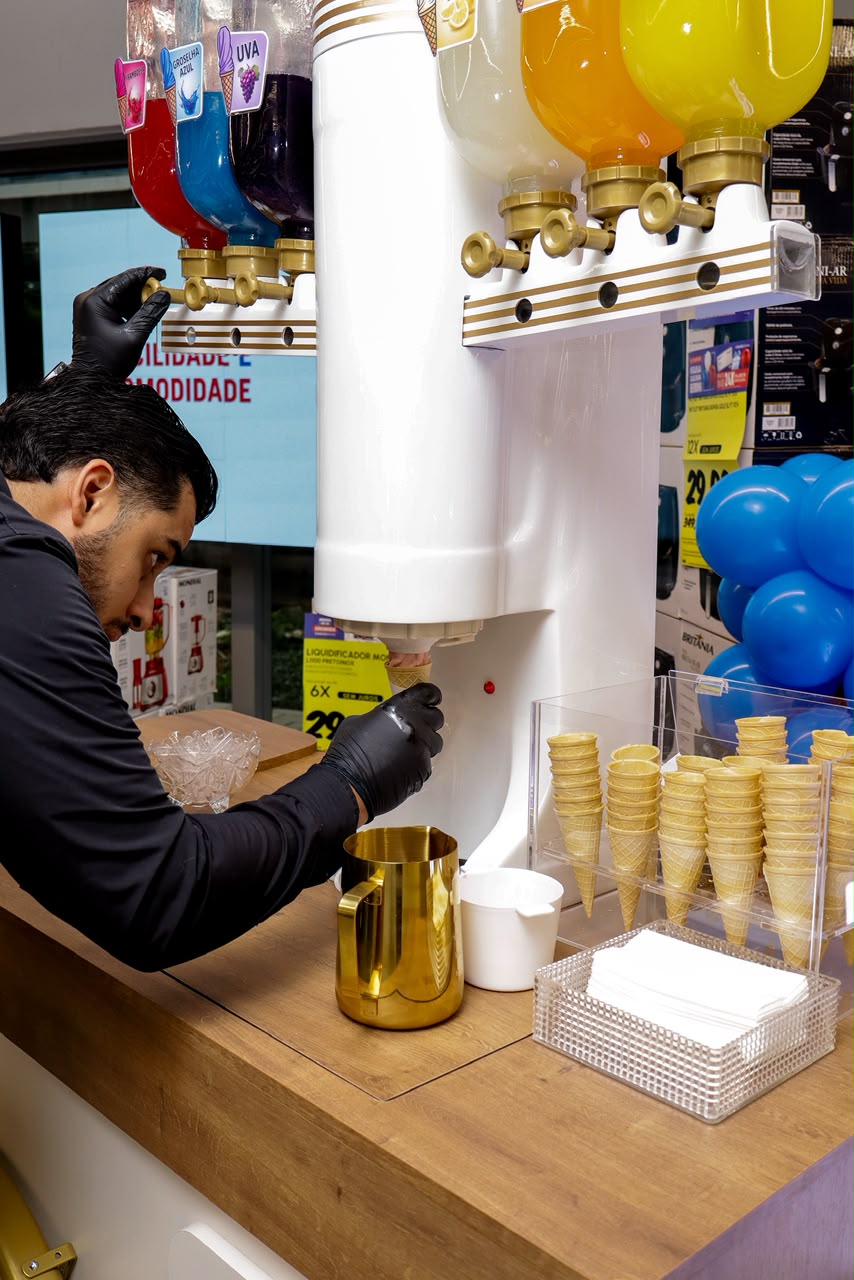 Sorvete soft sendo preparado durante evento